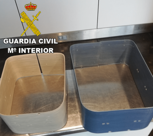 La droga se ocultaba en un doble fondo en el perímetro de las maletas (Foto TA)